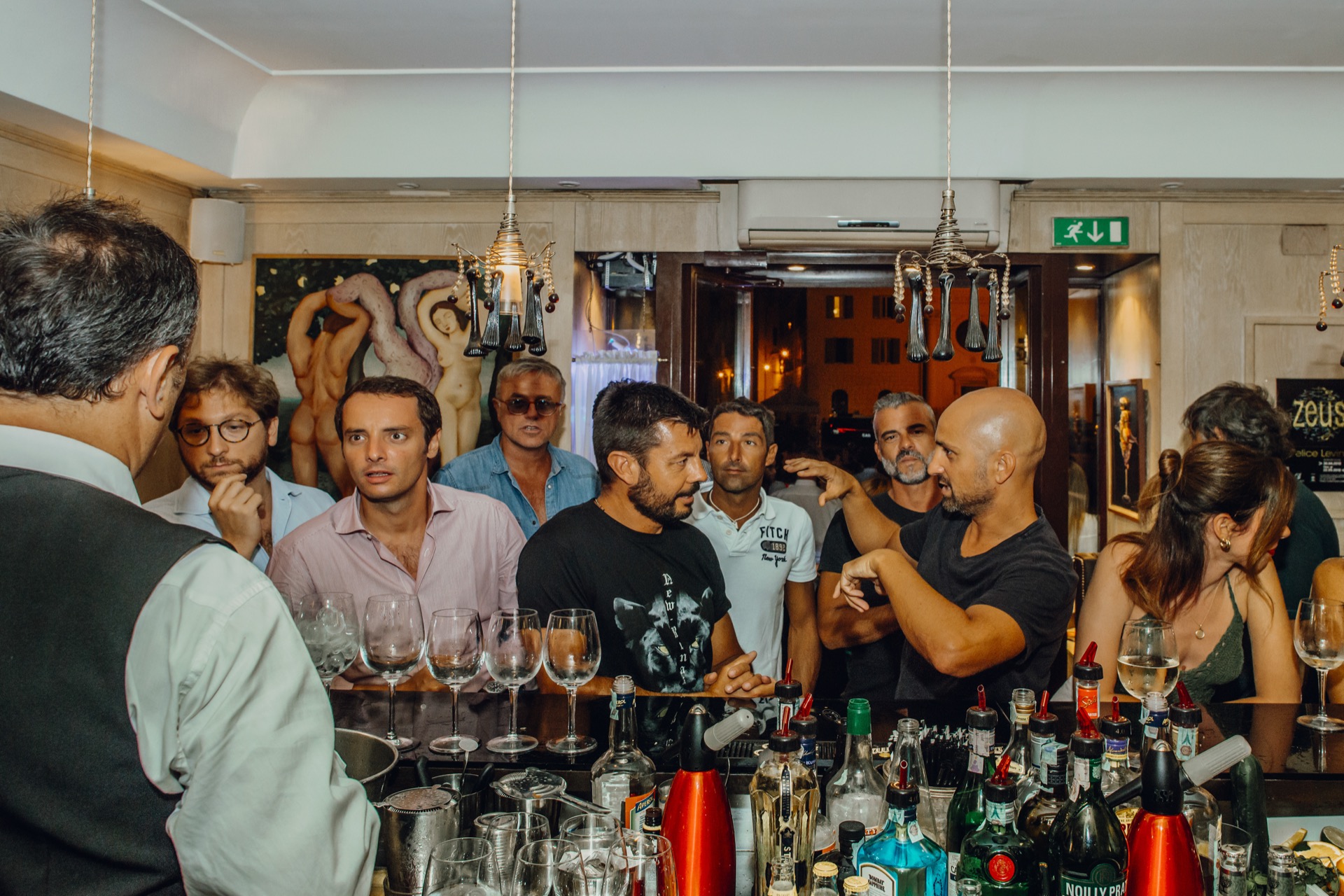 Un luogo di aggregazione con una carta dei vini che spazia tra etichette internazionali e italiane (tra cui quelle della produzione Camponeschi) e anche mitici cocktails a cura del simpatico barman Franco.
